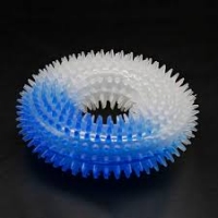 AquaWings, PetToy Кільце лите з шипами, Веселка 11см